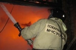Спасатели МЧС России ликвидировали пожар в частной хозяйственной постройке и легковом автомобиле в Беловском ГО