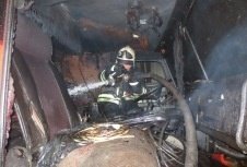 Спасатели МЧС России ликвидировали пожар в частном грузовом автомобиле в Беловском ГО