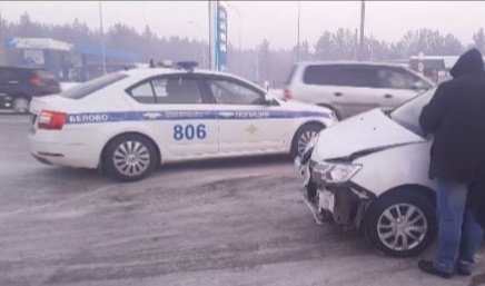 В Белове полицейские оказали помощь автомобилисту, который не справился с управлением и съехал с дороги