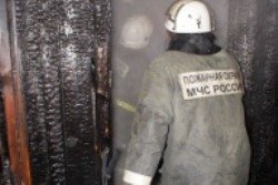 Спасатели МЧС России ликвидировали пожар в частном двухквартирном жилом доме в Беловском МО