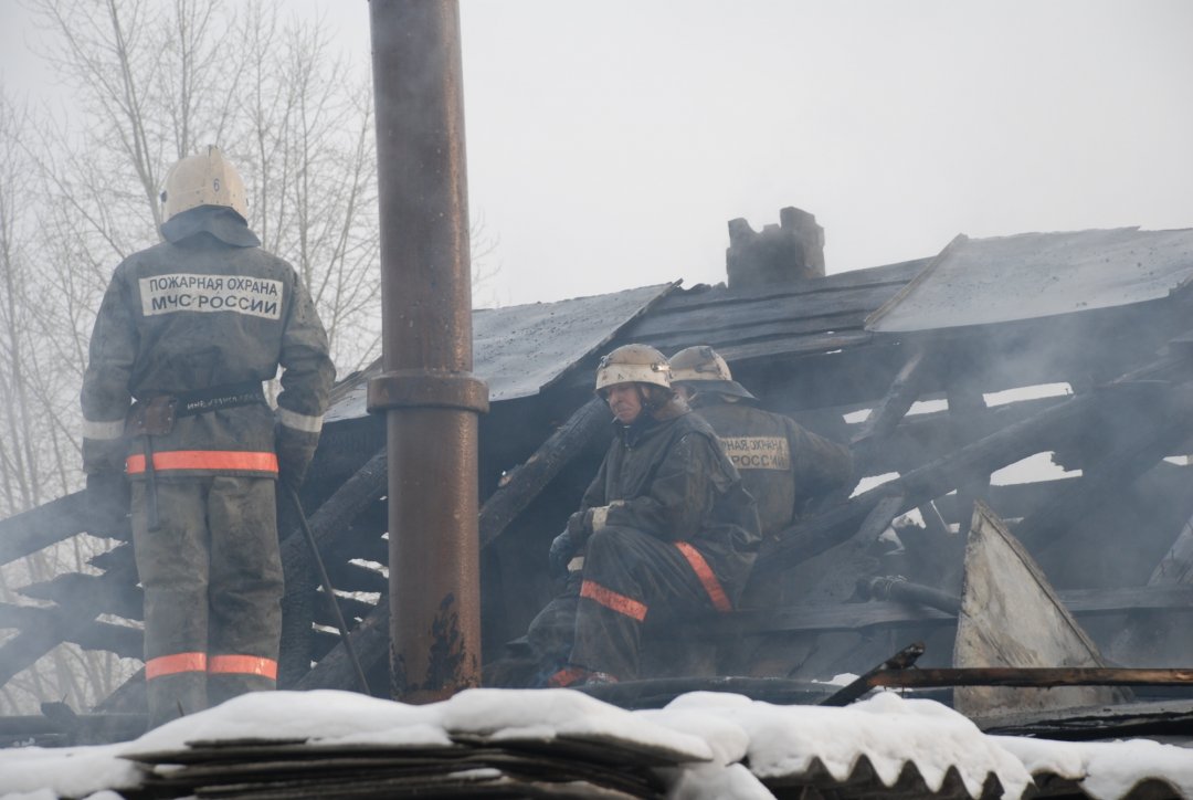 Спасатели МЧС России ликвидировали пожар в частном жилом доме и хозяйственной постройке в Беловском МО