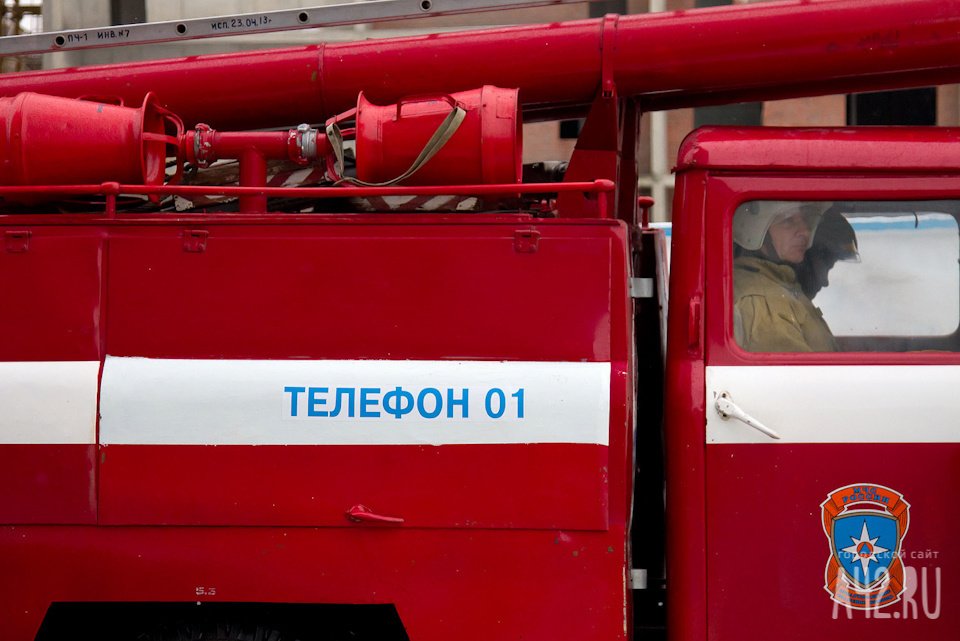 Спасатели МЧС России ликвидировали пожар в нежилом здании в Беловском ГО