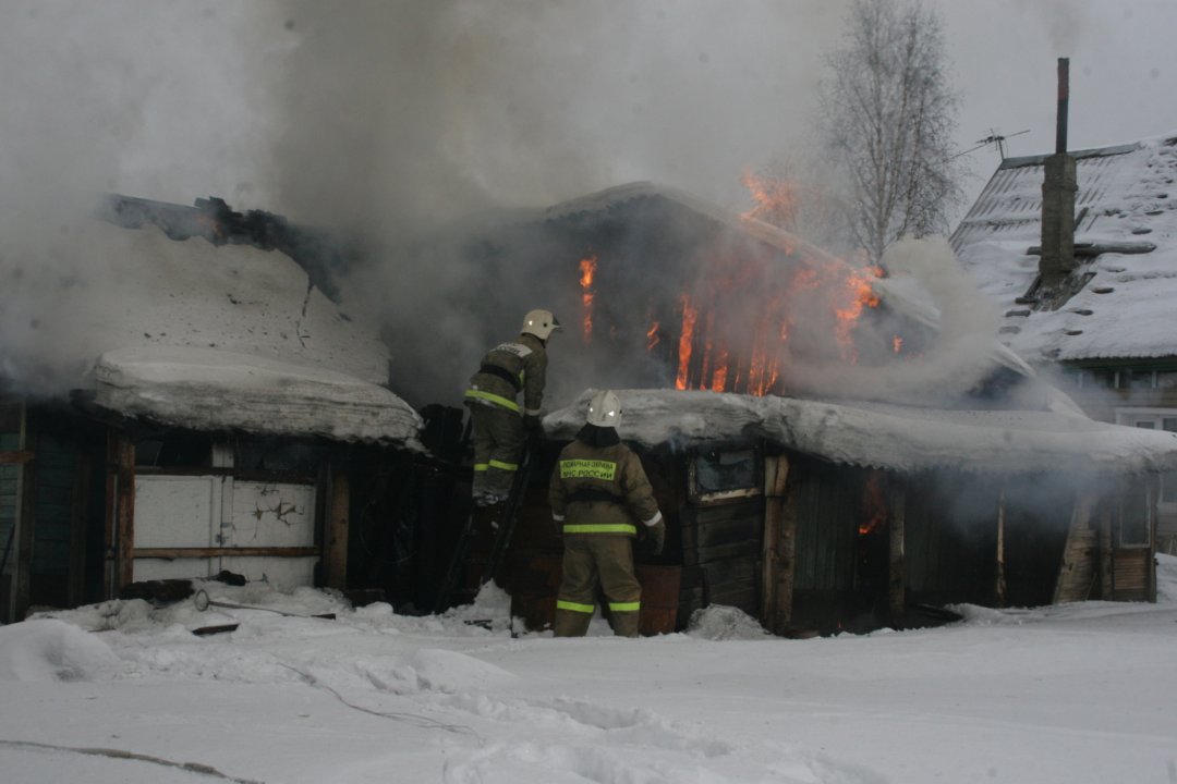 Спасатели МЧС России ликвидировали пожар в частной хозяйственной постройке в Беловском ГО