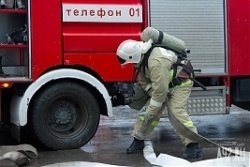 Спасатели МЧС России ликвидировали пожар в частном неэксплуатируемом здании в Беловском ГО